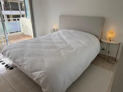 Un ou plusieurs lits dans un hébergement de l'établissement Spacious 2-bedroom sea view with parking in Palm Beach