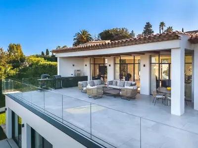 Balcon ou terrasse dans l'établissement New 5BR Retreat with Pool, Terrace & Garden