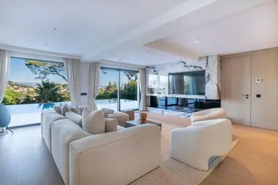 Coin salon dans l'établissement New 5BR Retreat with Pool, Terrace & Garden