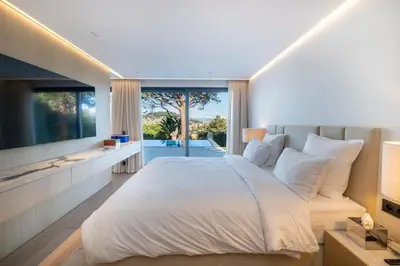 Un ou plusieurs lits dans un hébergement de l'établissement New 5BR Retreat with Pool, Terrace & Garden