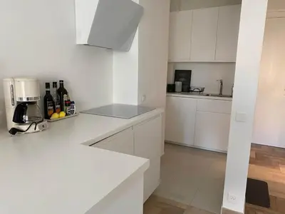Cuisine ou kitchenette dans l'établissement Coastal Retreat Studios with Balcony