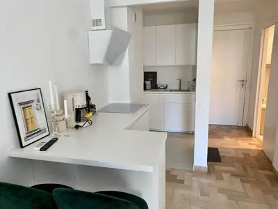 Cuisine ou kitchenette dans l'établissement Coastal Retreat Studios with Balcony
