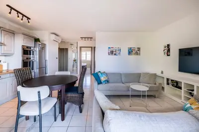 Coin salon dans l'établissement Two bed - Walk to the beach