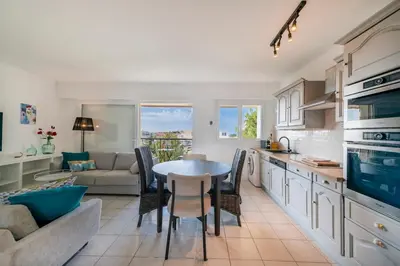 Cuisine ou kitchenette dans l'établissement Two bed - Walk to the beach