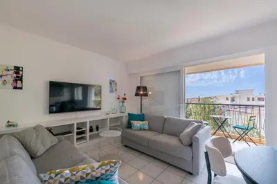 Télévision ou salle de divertissement dans l'établissement Two bed - Walk to the beach