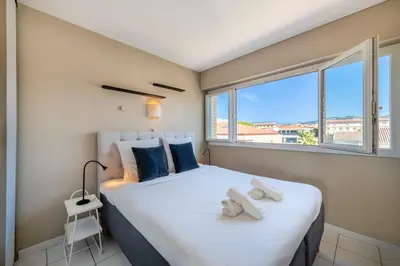 Un ou plusieurs lits dans un hébergement de l'établissement Two bed - Walk to the beach