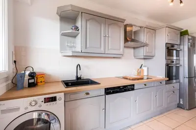 Cuisine ou kitchenette dans l'établissement Two bed - Walk to the beach