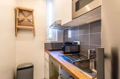 Cuisine ou kitchenette dans l'établissement Two Bedrooms - 250m to the beach