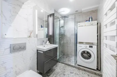 Salle de bains dans l'établissement Two Bedrooms - 250m to the beach