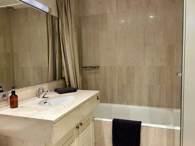 Salle de bains dans l'établissement Superbe studio vue mer - 2 pers. - FR-1-252A-142
