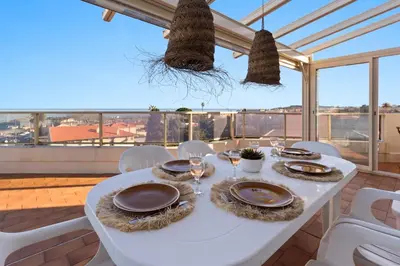 Balcon ou terrasse dans l'établissement Le Rooftop - Jacuzzi - Mer - Terrasse 180 - Parking