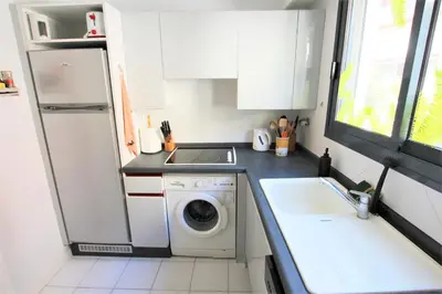 Cuisine ou kitchenette dans l'établissement Appartement climatisé 2 chambres & salles de bain à la décoration raffinée