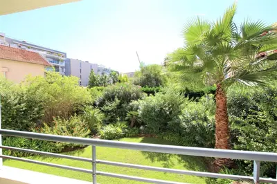 Jardin de l'établissement Appartement climatisé 2 chambres & salles de bain à la décoration raffinée