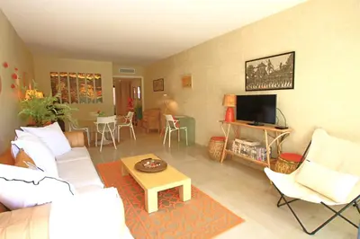Télévision ou salle de divertissement dans l'établissement Appartement climatisé 2 chambres & salles de bain à la décoration raffinée