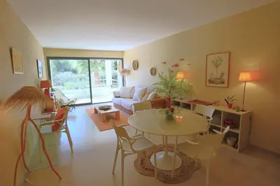 Coin salon dans l'établissement Appartement climatisé 2 chambres & salles de bain à la décoration raffinée