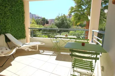 Balcon ou terrasse dans l'établissement Appartement climatisé 2 chambres & salles de bain à la décoration raffinée