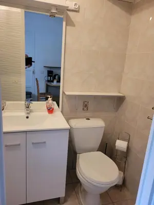 Salle de bains dans l'établissement Les Chenes Biot
