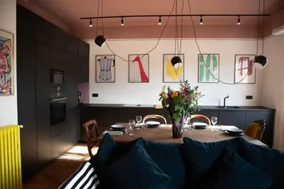 Coin salon dans l'établissement Bright 1920s Apartment - 2 Mins to Beach & Station