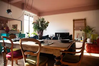 Coin salon dans l'établissement Bright 1920s Apartment - 2 Mins to Beach & Station