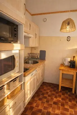 Cuisine ou kitchenette dans l'établissement Le Petit Eden Piscine, Tennis, Ping Pong