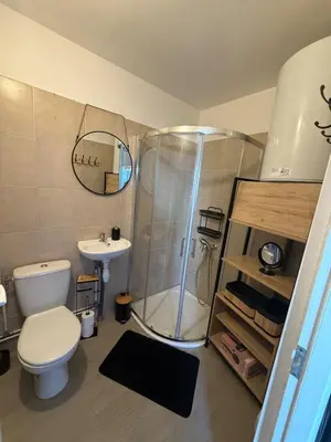 Salle de bains dans l'établissement Studio avec terrasse, proche plage et centre ville