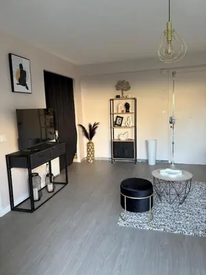 Télévision ou salle de divertissement dans l'établissement Studio avec terrasse, proche plage et centre ville