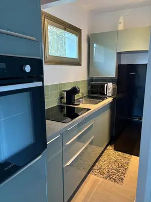 Cuisine ou kitchenette dans l'établissement Studio avec terrasse, proche plage et centre ville