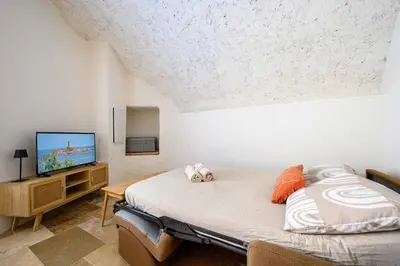 Télévision ou salle de divertissement dans l'établissement LX233 Studio voûté cœur du village - Charme absolu
