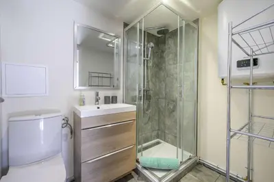 Salle de bains dans l'établissement LX235 Lumineux T2 au cœur du village provençal, 4P