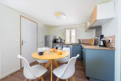 Cuisine ou kitchenette dans l'établissement LX235 Lumineux T2 au cœur du village provençal, 4P