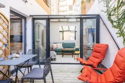 Coin salon dans l'établissement Antibes Townhouse Near Port & Old Town