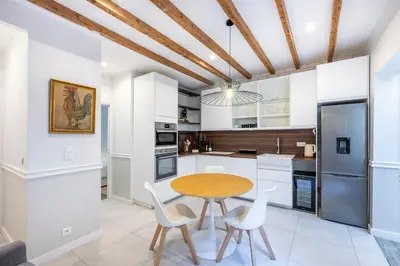 Cuisine ou kitchenette dans l'établissement Antibes Townhouse Near Port & Old Town
