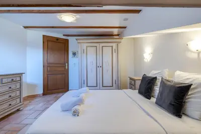 Un ou plusieurs lits dans un hébergement de l'établissement Two bed with a fantastic view in Antibes old town