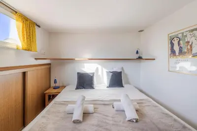 Un ou plusieurs lits dans un hébergement de l'établissement Two bed with a fantastic view in Antibes old town