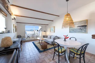 Coin salon dans l'établissement Two bed with a fantastic view in Antibes old town