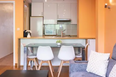 Cuisine ou kitchenette dans l'établissement Charming Antibes Getaway Walk Everywhere