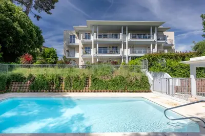 Piscine de l'établissement La Belle Antibes - Two bedroom ou située à proximité