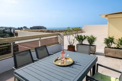 Balcon ou terrasse dans l'établissement Three bedrooms with rooftop terrace in JLP