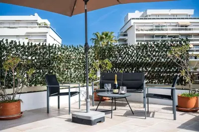 Balcon ou terrasse dans l'établissement Three bedrooms with rooftop terrace in JLP