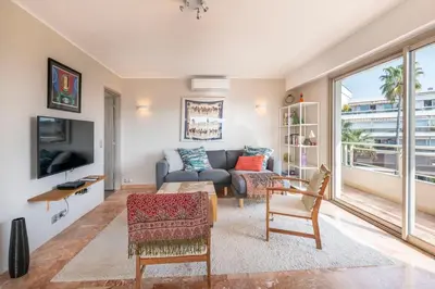 Télévision ou salle de divertissement dans l'établissement Three bedrooms with rooftop terrace in JLP