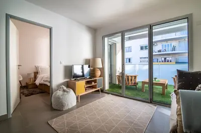 Télévision ou salle de divertissement dans l'établissement 66 Poincaré - Luxury apartment for 2 people - air conditioning, - parking