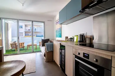 Cuisine ou kitchenette dans l'établissement 66 Poincaré - Luxury apartment for 2 people - air conditioning, - parking
