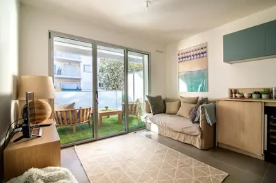 Coin salon dans l'établissement 66 Poincaré - Luxury apartment for 2 people - air conditioning, - parking