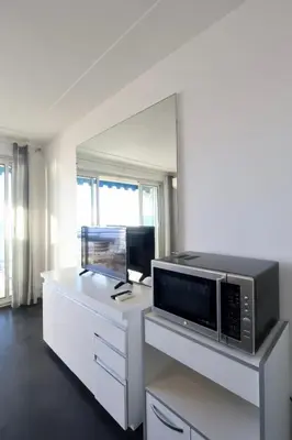 Télévision ou salle de divertissement dans l'établissement La Caravelle - Apt 2 Prs - front de mer - Clim