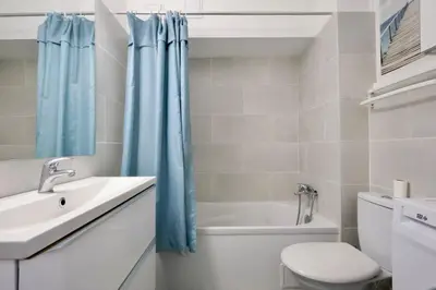 Salle de bains dans l'établissement La Caravelle - Apt 2 Prs - front de mer - Clim