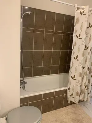 Salle de bains dans l'établissement Agréable 2 pièces climatisé parking gratuit