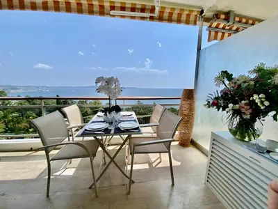 Balcon ou terrasse dans l'établissement FRONT DE MER PANORAMIQUE Super Cannes
