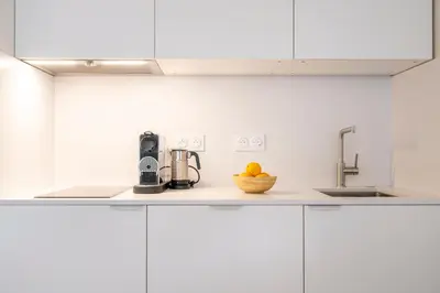 Cuisine ou kitchenette dans l'établissement Old Town Studio with Balcony and AC - Beaches and Nightlife