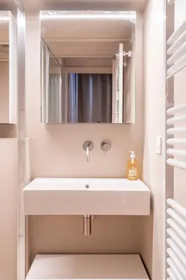 Salle de bains dans l'établissement Old Town Studio with Balcony and AC - Beaches and Nightlife