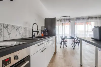 Cuisine ou kitchenette dans l'établissement Appartement lumineux avec vue à Antibes